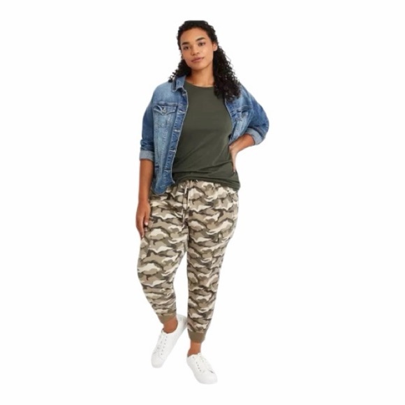 Torrid Relaxed Fit Camo Jogger Pants. Size 2 18/20. - Picture 1 of 10